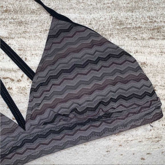 Athleta adjustable Swimsuit Top. Size XS - Picture 3 of 5